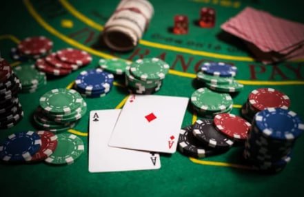Dealer profesional memandu sesi Indonesia Open di studio 9naga slot dengan multi-kamera HD
